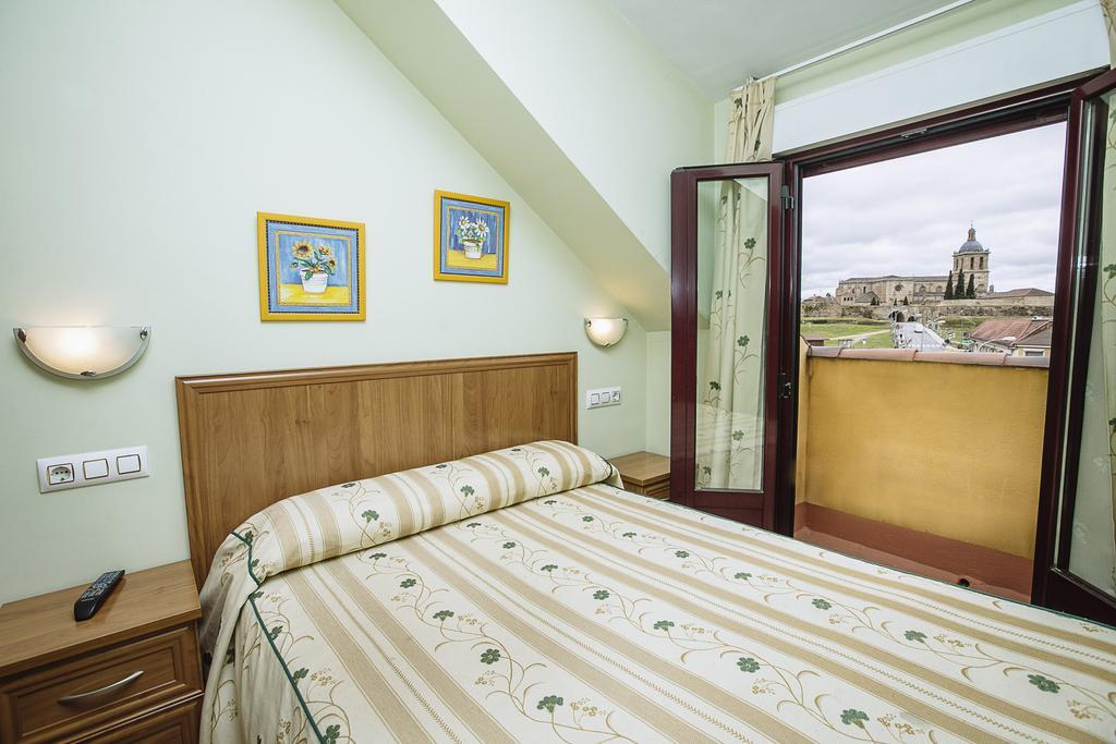 Hospederia Puerta De La Catedral Hotel Ciudad Rodrigo Ruang foto